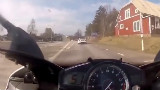 摩托车:卧槽,前面白色车是个什么鬼,骑这么快还追不上!!!